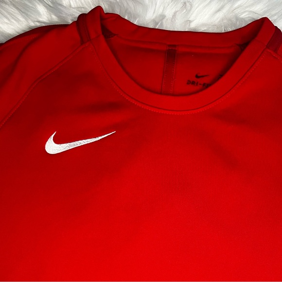 Nike Women’s Dri-Fit Red Sweatshirt Size Small - Picture 2 of 7